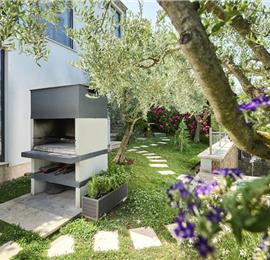 4 Bedroom Luxury Villa Retreat with Heated Infinity Pool near Buje, Sleeps 8-10